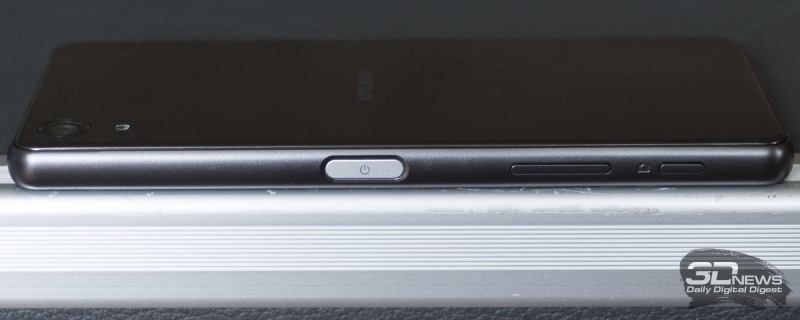  Правая грань Sony Xperia X Performance: кнопка питания со встроенным дактилоскопическим сенсором, качелька регулировки громкости, кнопка запуска камеры и спуска затвора 