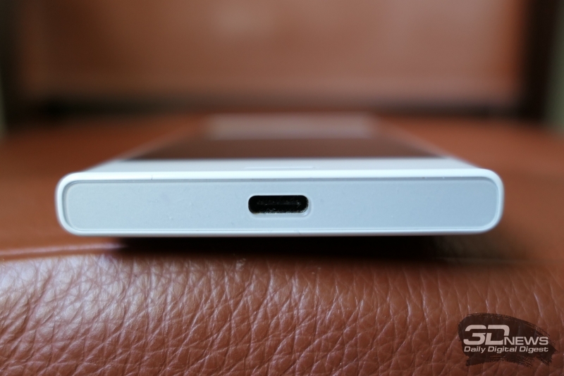  Sony Xperia X Compact, нижняя грань: разъем USB Type-C 