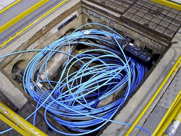  Оптоволоконный кабель в техническом колодце 