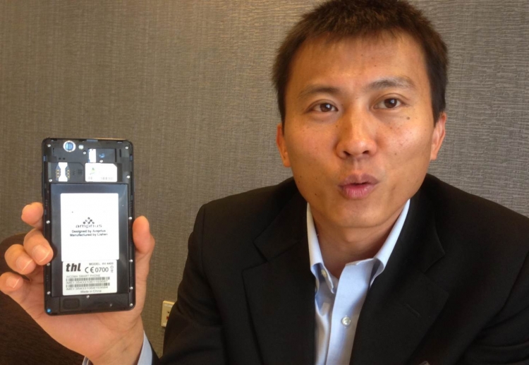 Юи Пьеса показывает телефон с батареей на кремниевых нанотрубках