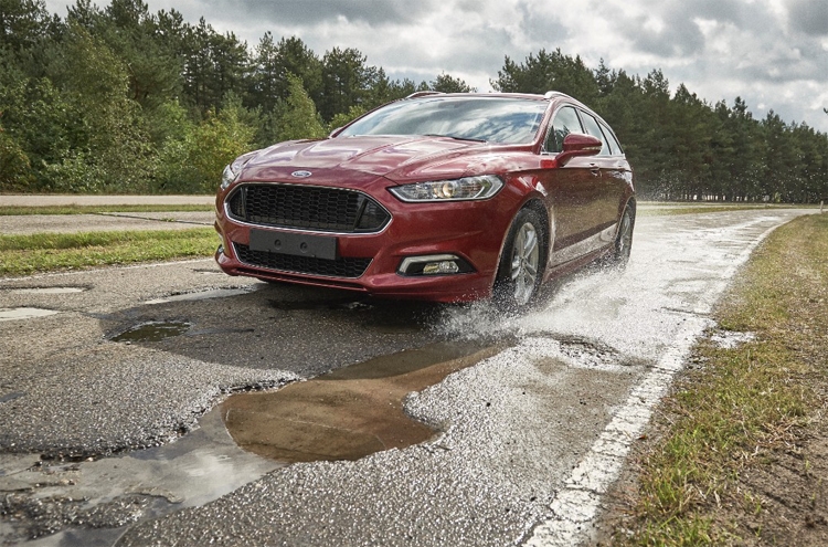 Автомобили Ford предупредят водителей о ямах на дорогах