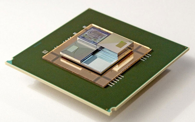 В будущем чипы могут стать «многоэтажными», включая навесной монтаж системы микроохлаждения (IBM Research Zurich)