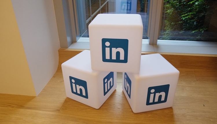 Заблокированная соцсеть LinkedIn намерена платить «налог на Google»