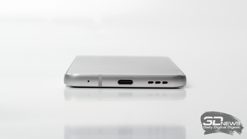  LG G6, нижняя грань: второй микрофон, порт USB Type-C и динамик 
