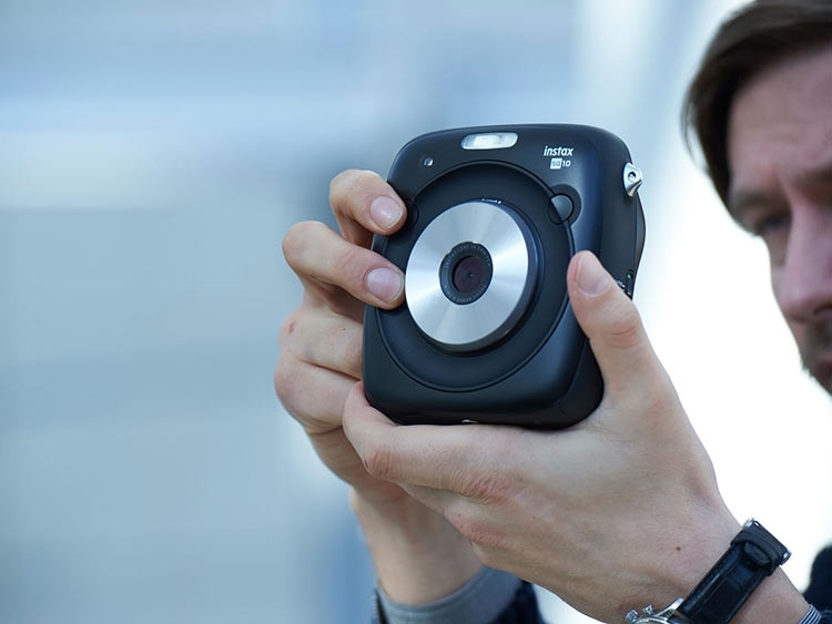 Fujifilm Instax Square SQ10 — полуцифровая мгновенная фотокамера