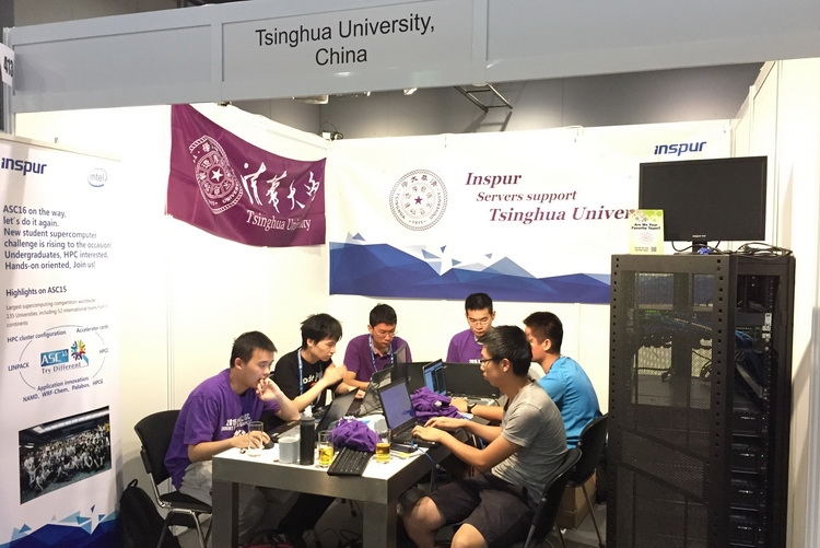  ISC 2016: команда Университета Циньхуа со своим кластером за работой 