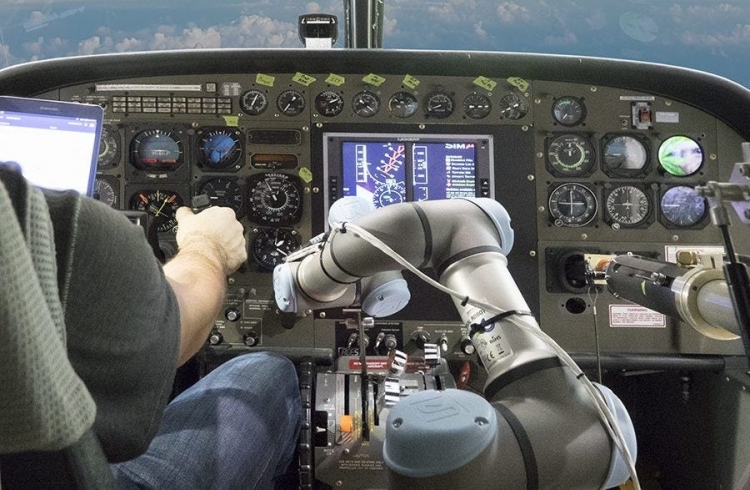 Робот-манипулятор DARPA ALIAS без помощи человека справился с посадкой Boeing 737 - «Новости сети»