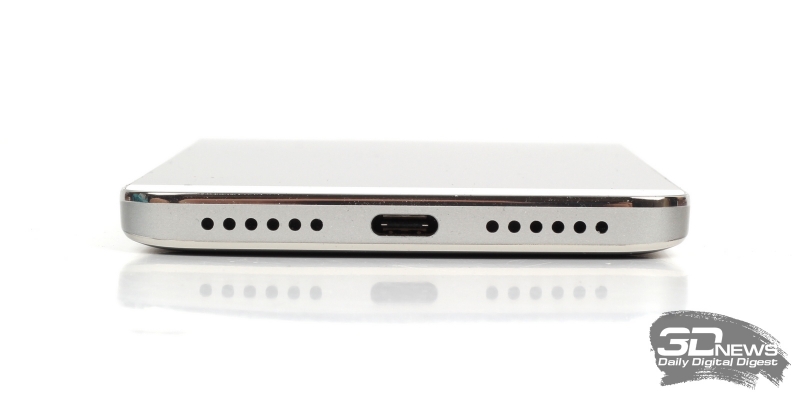  LeRee Le 3, нижняя грань: порт USB Type-C и две декоративные решетки, под правой из которых прячется динамик 