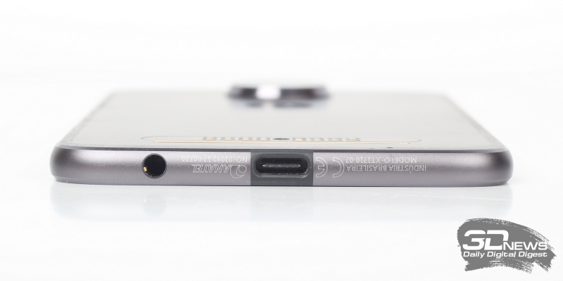  Moto Z2 Play, нижняя грань: порт USB Type-C и мини-джек для наушников/гарнитуры 