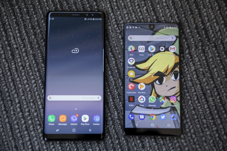 Essential Phone PH-1 (справа) и Samsung Galaxy Note8