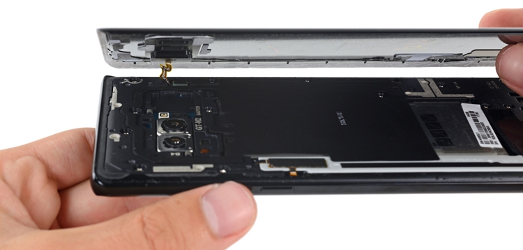 Путь к внутренностям Samsung Galaxy Note8 лежит через заднюю панель