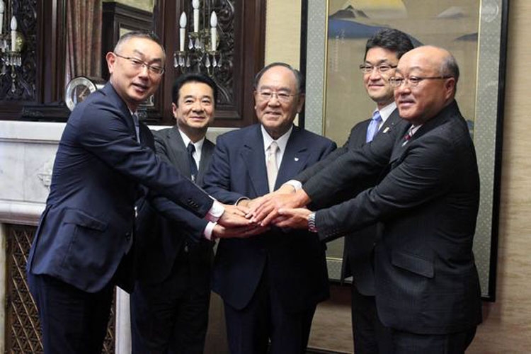  Шеф Canon Фуджио Митараи (Fujio Mitarai, в центре) и руководство превектуры Миядзаки (Nikkei) 