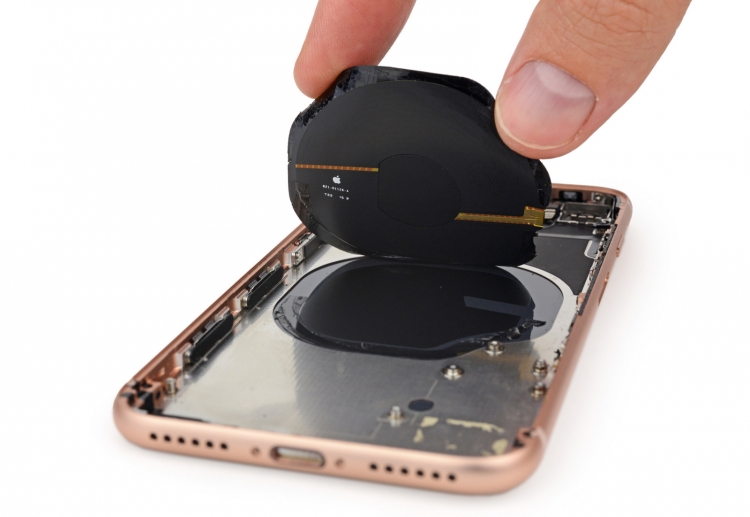 Инженеры iFixit показали, как устроен iPhone 8 внутри"