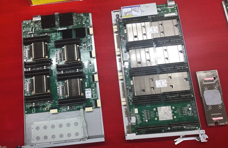 Старый узел на базе Xeon Phi (слева) и новый на базе Matrix-2000. Процессоры припаиваются непосредственно к плате