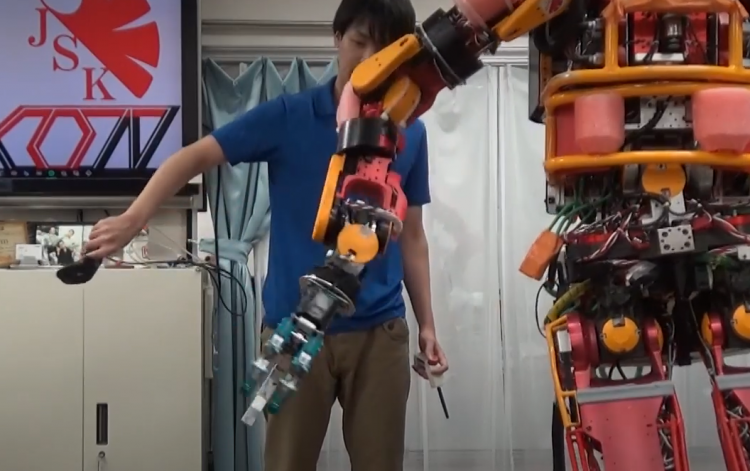 Исследователи научились управлять роботом как куклой с помощью контроллеров HTC Vive"