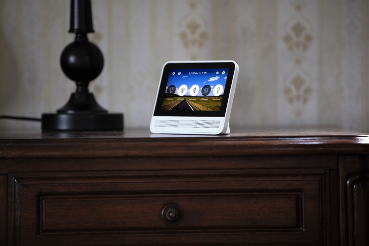 Смарт-хаб Lynky стал первой «умной» колонкой с сенсорным дисплеем и поддержкой Google Assistant