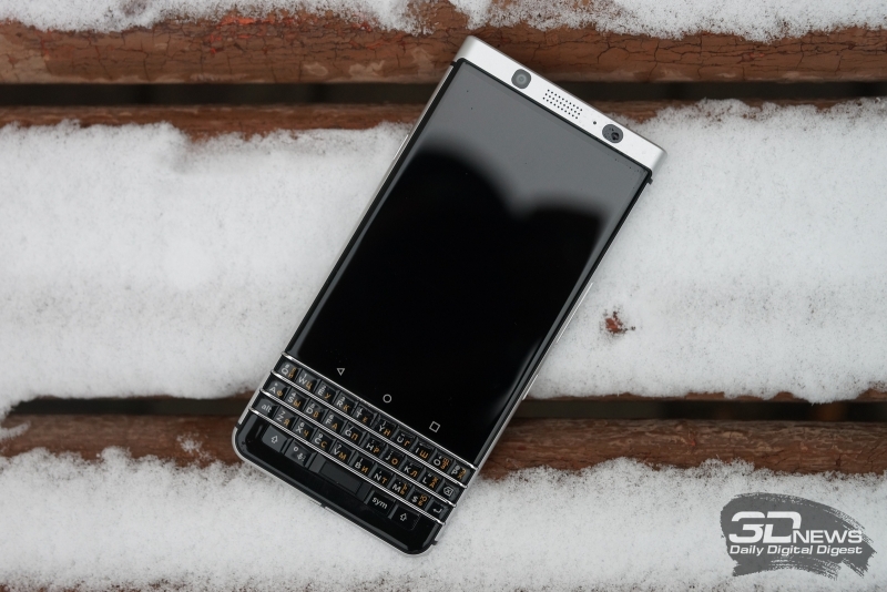 BlackBerry KEYone, лицевая панель: над экраном – разговорный динамик, фронтальная камера, индикатор состояния и датчик освещенности (да, такой вот большой); под экраном – три сенсорных навигационных клавиши Android и физическая QWERTY-клавиатура