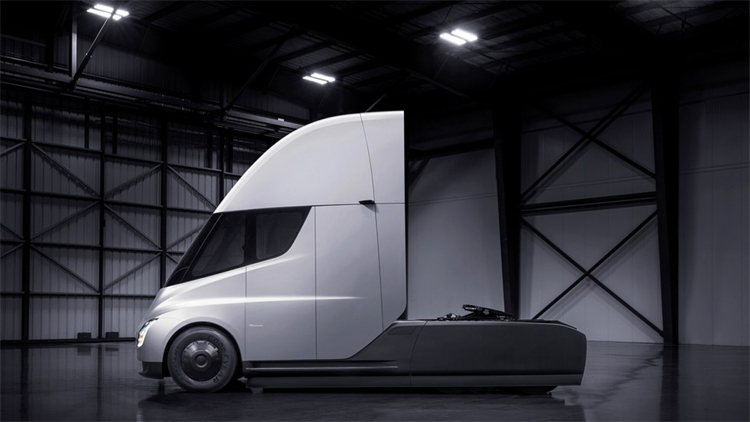 Tesla представила электрический грузовик с запасом хода около 800 км"
