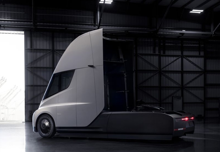 Tesla представила электрический грузовик с запасом хода около 800 км"