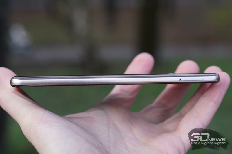  Huawei Mate 10 Pro, левая грань: слот для SIM-карты 