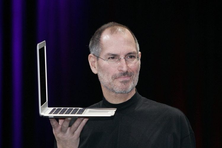 10 лет назад Стив Джобс изменил будущее ноутбуков, представив MacBook Air