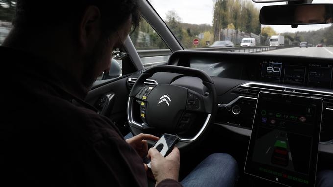 Во Франции запретили использование телефонов в машине даже при съезде на обочину и остановке"