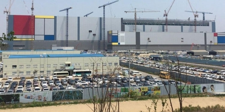 На стройплощадке завода Samsung в Пхёнтэк (BusinessKorea)