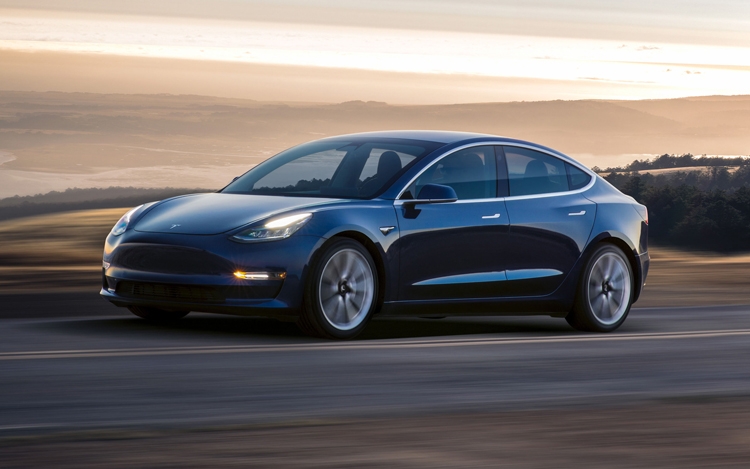 Спрос на электромобили Tesla растёт, но компания терпит убытки"