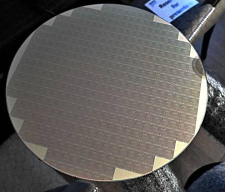 Кремниевая пластина с 512-Гбит кристаллами Micron 3D QLC NAND