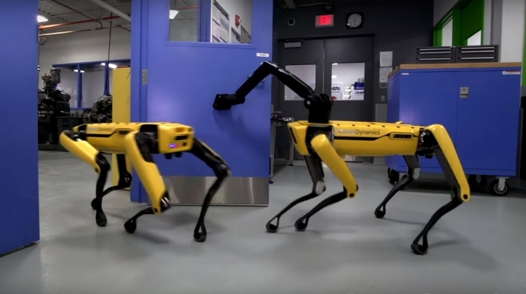 Видео дня: робот Boston Dynamics открывает двери для себя и сородичей
