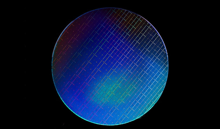  Кремниевая 300-мм пластина с квантовыми процессорами на основе спиновых кубитов 