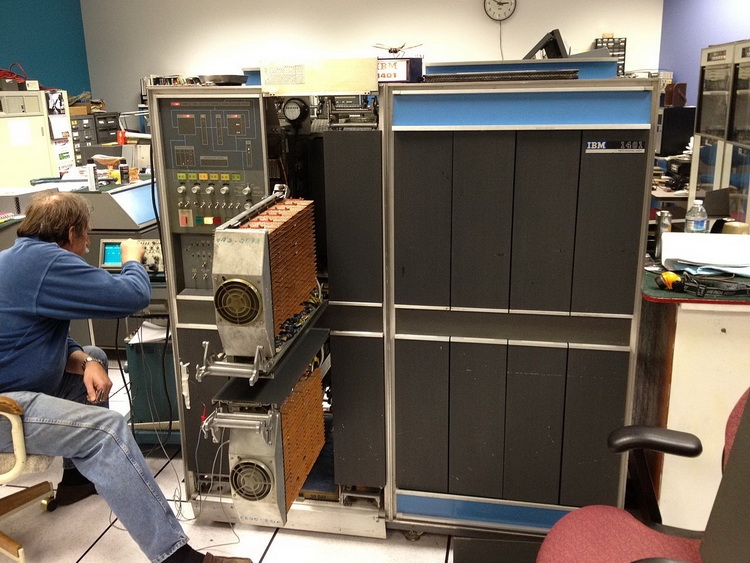  Главный модуль IBM 1401. Видны выдвижные корзины с SMS-платами логики 