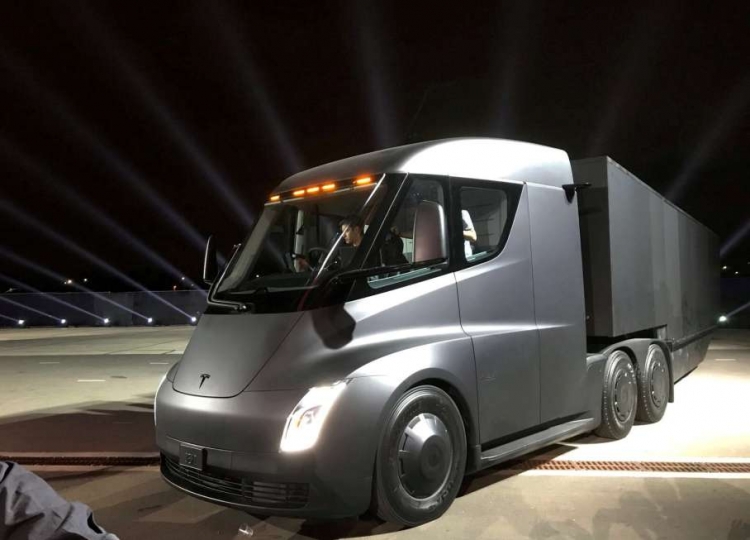 DHL планирует снизить расходы благодаря электрическим грузовикам Tesla Semi"
