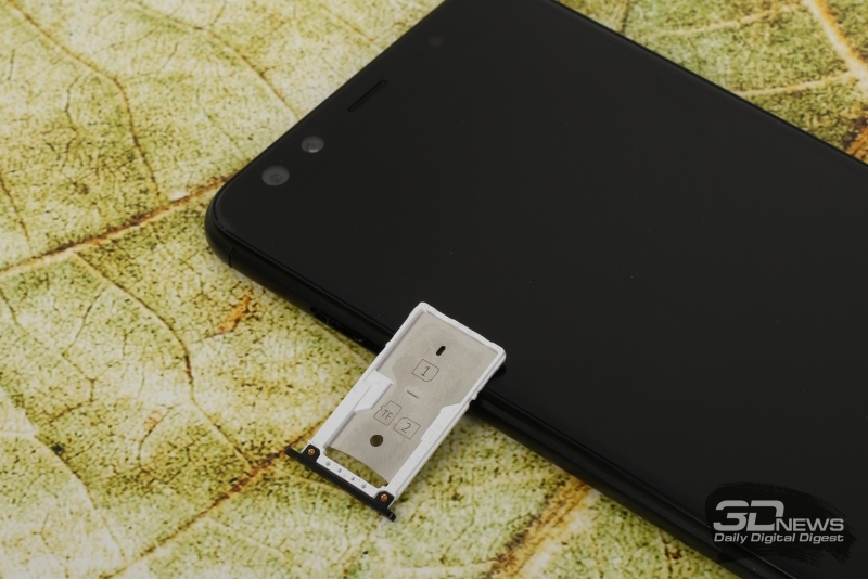  BQ Aurora, слот для SIM-карт и карты памяти стандарта microSD 