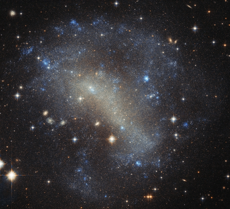 Фото дня: карликовая неправильная галактика глазами «Хаббла»