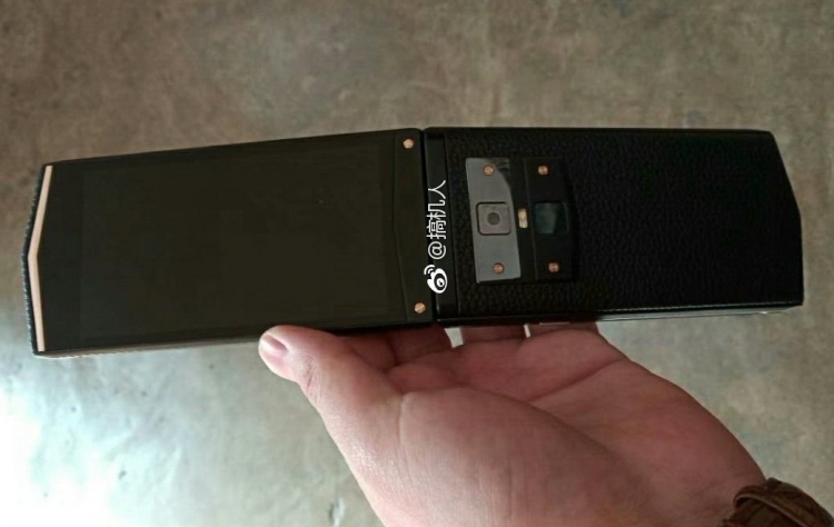 Прототип «смартфона-раскладушки» Gionee W919 попал в объектив инсайдеров"
