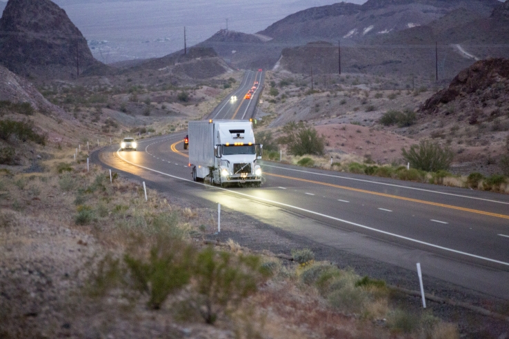 Автономные грузовики Uber перевозят грузы для клиентов Uber Freight"