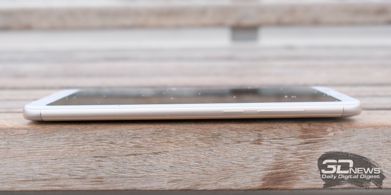  Xiaomi Redmi 5 Plus, правая грань: клавиши включения и регулировки громкости/спуска затвора камеры 