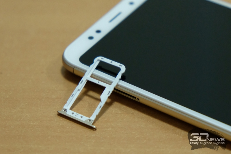  Xiaomi Redmi 5 Plus, слот для SIM-карт и/или карты памяти 