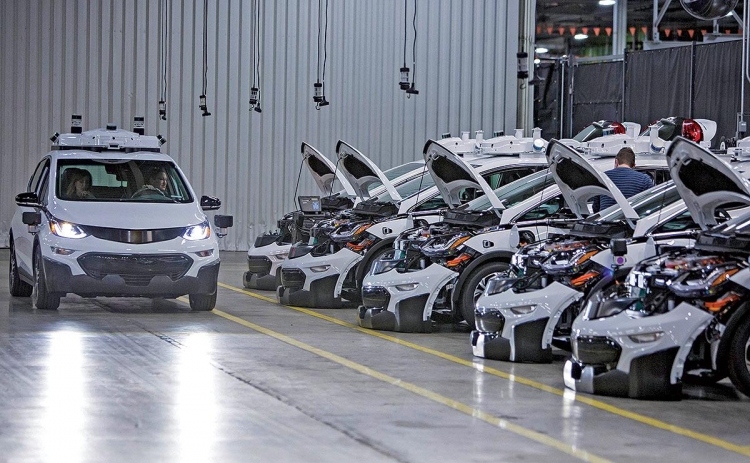 General Motors направит $100 млн на модернизацию для выпуска робомобиля без руля и педалей в 2019 году"