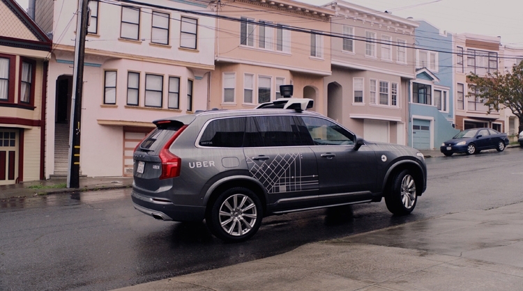 Uber остановила испытания автономных автомобилей из-за смертельной аварии"