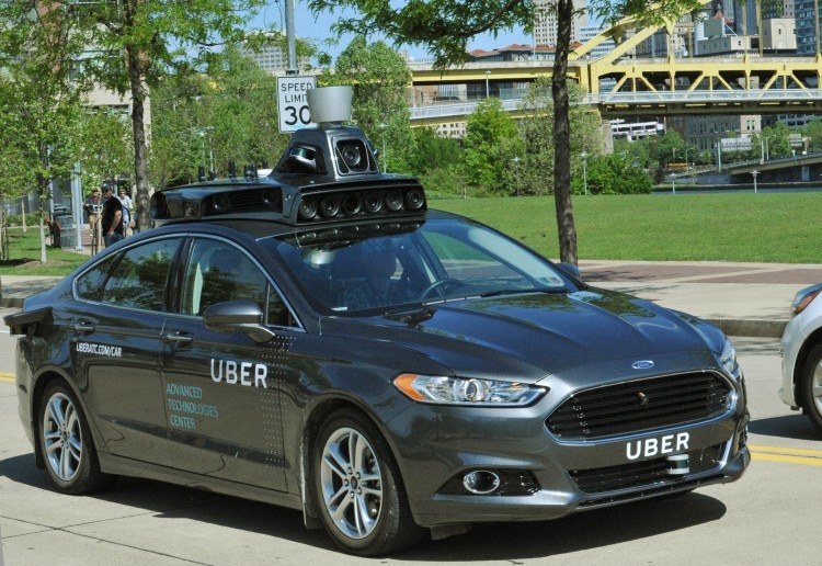 Uber остановила испытания автономных автомобилей из-за смертельной аварии