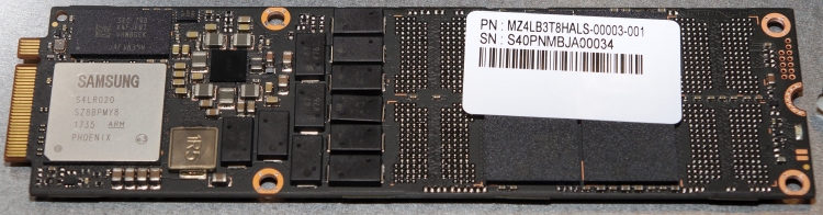  Samsung PM983 NF1 с защитой от потери мощности, вид спереди. Фото AnandTech 