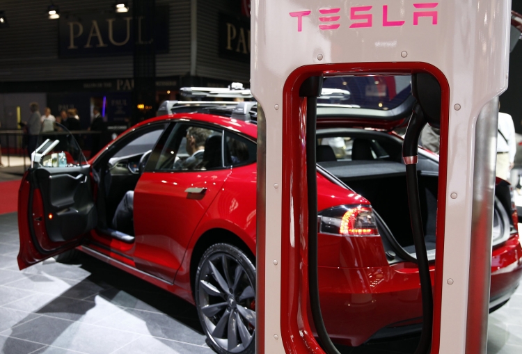 Батареи электрокаров Tesla теряют ёмкость не так быстро, как у Nissan Leaf"