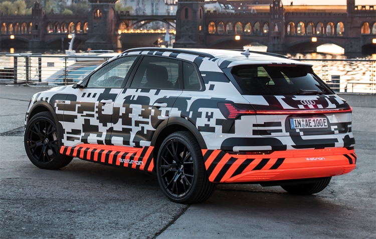 Прототип электрокара Audi e-tron предстал в клетке Фарадея"