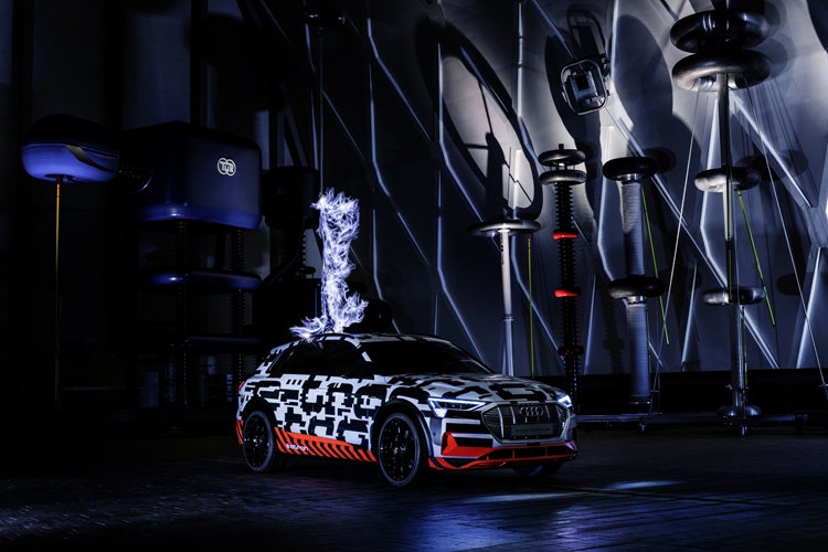 Прототип электрокара Audi e-tron предстал в клетке Фарадея"