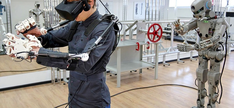 Антропоморфный робот Фёдор осваивает трюки в виртуальной реальности"
