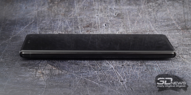  Sony Xperia XZ2, левая грань лишена функциональных элементов 