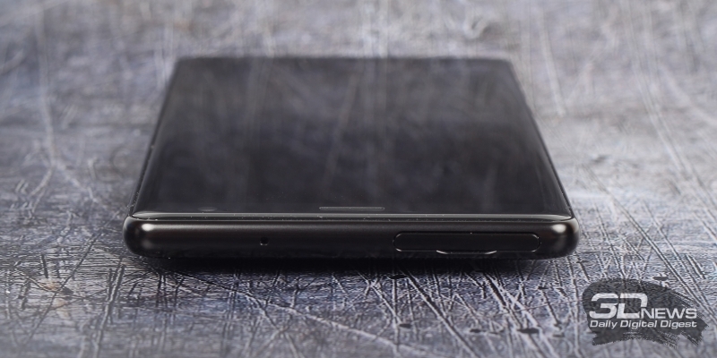  Sony Xperia XZ2, верхняя грань: разъем для SIM-карт и/или карты памяти и микрофон 