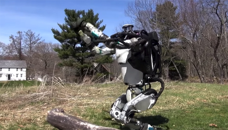 Видео дня: робот Boston Dynamics Atlas вышел на прогулку"